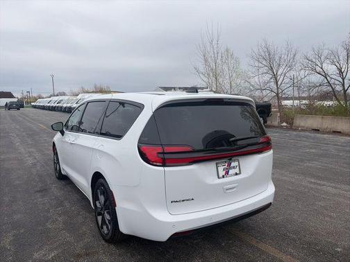 Bright White Clearcoat 2026 Chrysler Pacifica Select