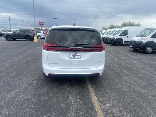 2026 Chrysler Pacifica Select