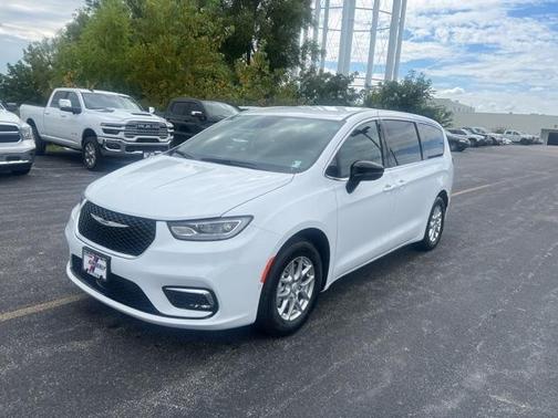 2026 Chrysler Pacifica Select