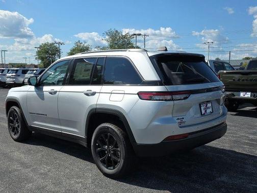 Silver Zynith 2026 Jeep Grand Cherokee Laredo