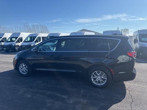 Diamond Black Crystal Pearlcoat 2026 Chrysler Pacifica Select AWD