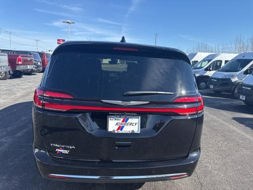 Diamond Black Crystal Pearlcoat 2026 Chrysler Pacifica Select AWD