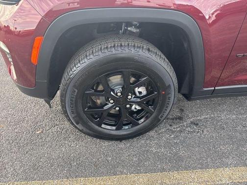 Velvet Red Pearlcoat 2025 Jeep Grand Cherokee Laredo