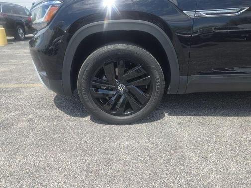 Deep Black Pearl Effect 2023 Volkswagen Atlas Cross Sport 2.0T SE w/Technology