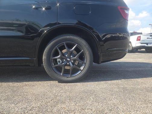DB Black Crystal Clearcoat 2026 Dodge Durango GT Plus HEMI V8