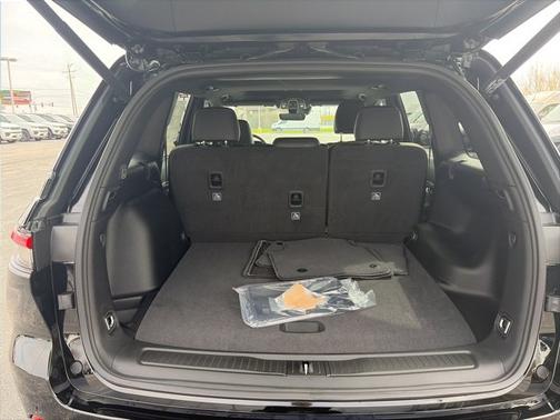 Diamond Black Crystal Pearlcoat 2026 Jeep Grand Cherokee Altitude 4x2