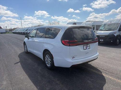 Bright White Clearcoat 2026 Chrysler Pacifica Select