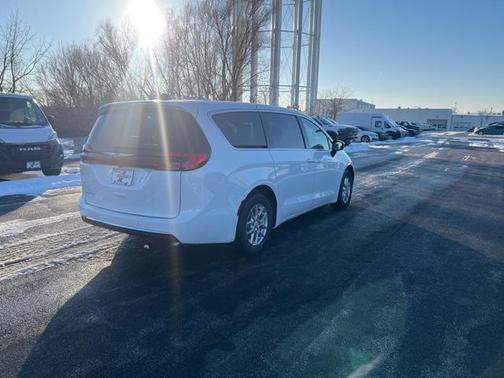 2026 Chrysler Pacifica Select