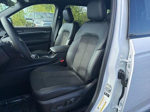 Bright White Clearcoat 2026 Jeep Grand Cherokee L Laredo