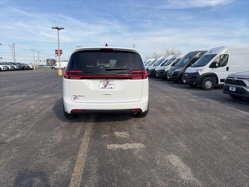 Bright White Clearcoat 2026 Chrysler Pacifica Select