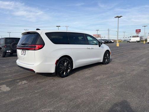 Bright White Clearcoat 2026 Chrysler Pacifica Select