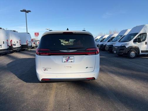 2024 Chrysler Pacifica Hybrid Pinnacle