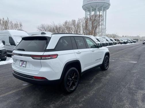 2025 Jeep Grand Cherokee Laredo