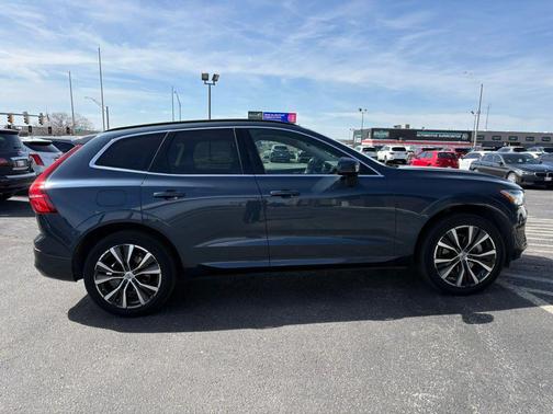 2022 Volvo XC60 B5 Momentum