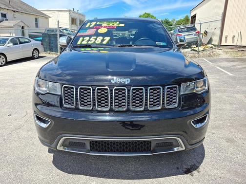 Diamond Black Crystal Pearlcoat 2017 Jeep Grand Cherokee Limited