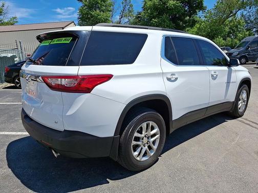 Summit White 2020 Chevrolet Traverse LT Cloth