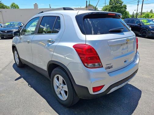 Silver Ice Metallic 2017 Chevrolet Trax LT