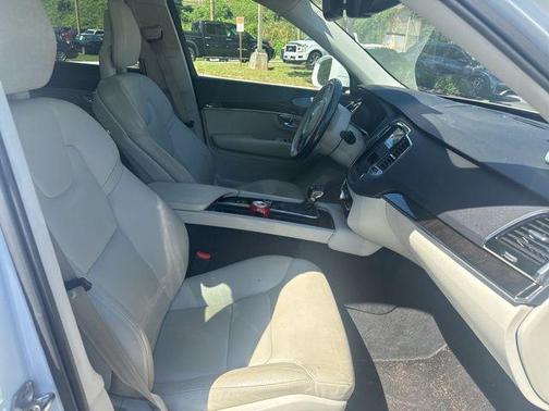 2017 Volvo XC90 T6 Momentum