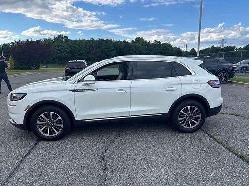 White Metallic 2022 Lincoln Nautilus Reserve