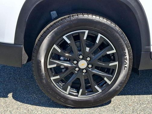 Summit White 2026 Chevrolet Traverse LT