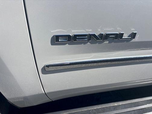White Frost Tri-Coat 2018 GMC Yukon Denali