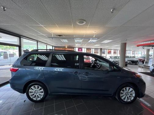 2017 Toyota Sienna LE