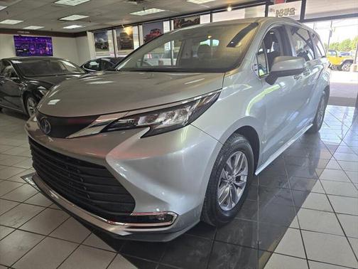 2024 Toyota Sienna XLE 8 Passenger