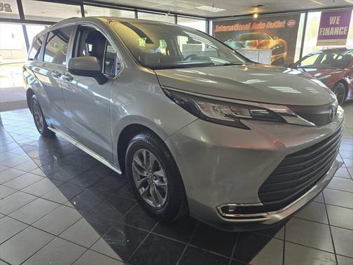 2024 Toyota Sienna XLE 8 Passenger