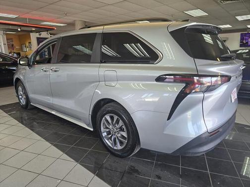 2024 Toyota Sienna XLE 8 Passenger