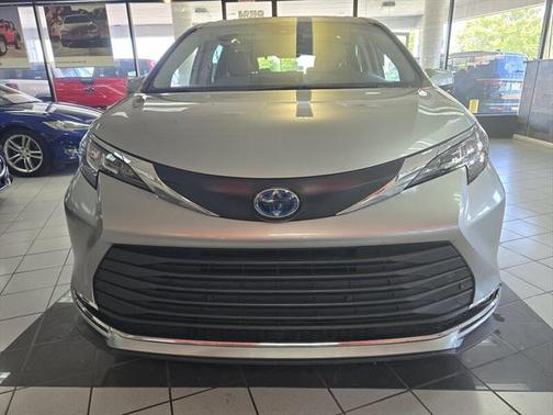 2024 Toyota Sienna XLE 8 Passenger