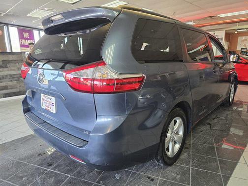2017 Toyota Sienna LE