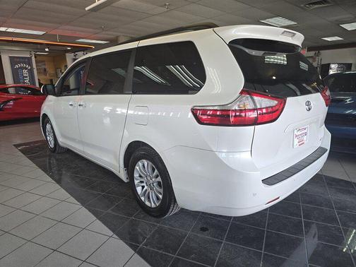 2017 Toyota Sienna XLE