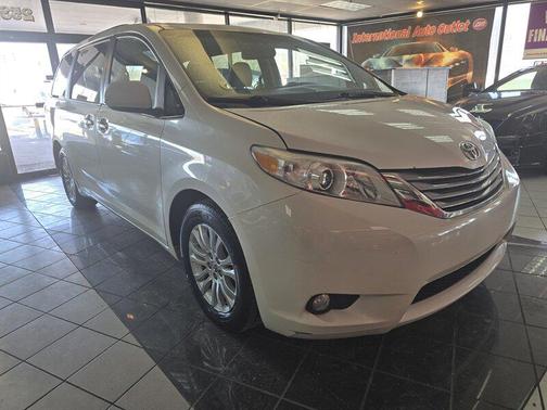 2017 Toyota Sienna XLE
