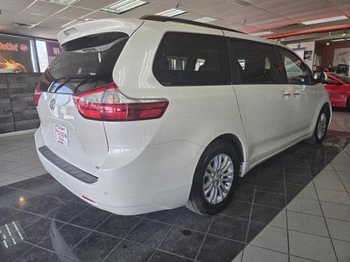 2017 Toyota Sienna XLE