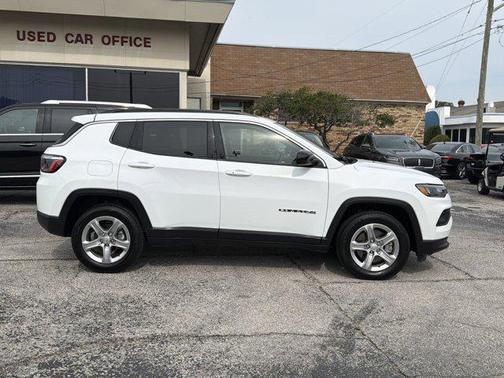 Bright White Clearcoat 2024 Jeep Compass Latitude