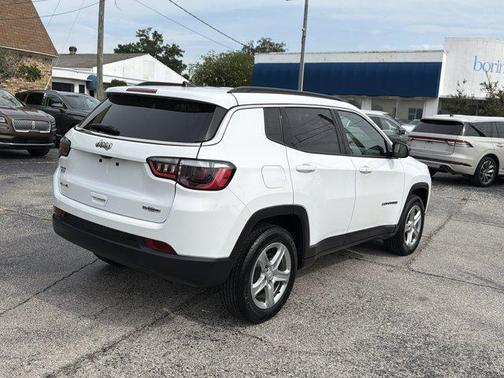 Bright White Clearcoat 2024 Jeep Compass Latitude