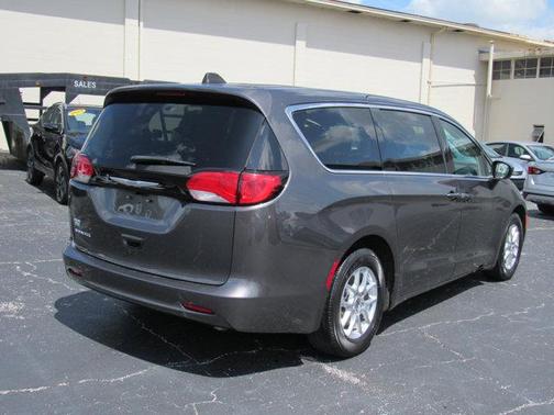 2023 Chrysler Voyager LX