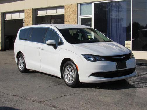 2022 Chrysler Voyager LX