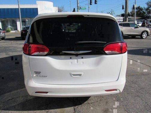 2022 Chrysler Voyager LX
