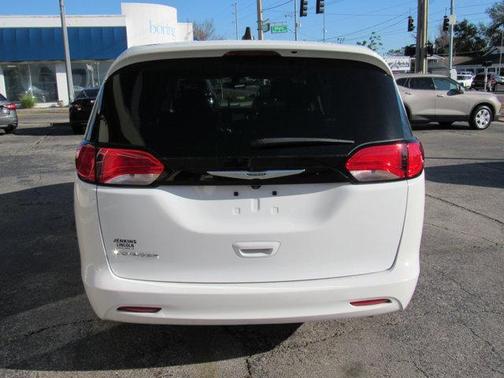 2022 Chrysler Voyager LX