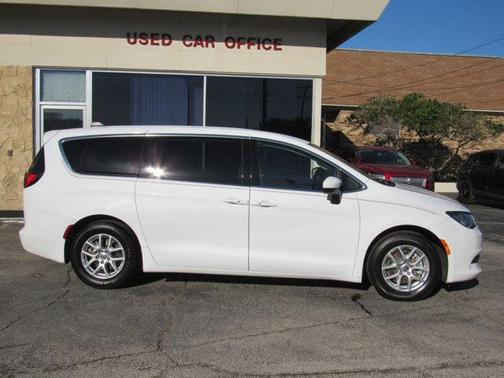 2022 Chrysler Voyager LX