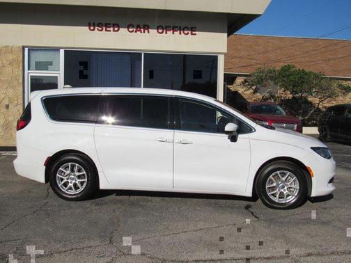 2022 Chrysler Voyager LX