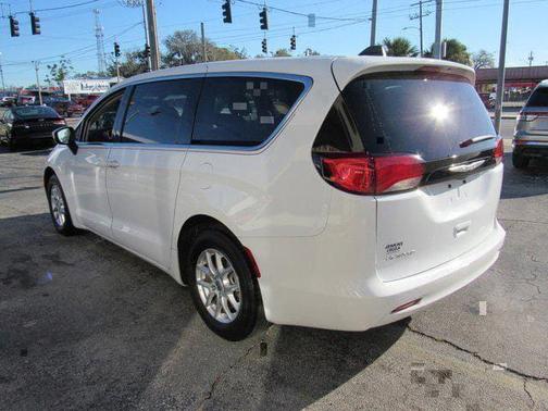2022 Chrysler Voyager LX