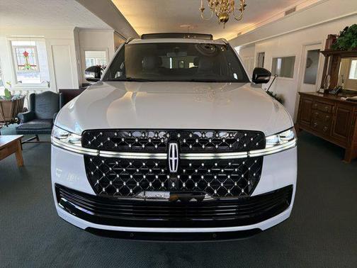 CRYSTAL WHITE METALLIC CC 2026 Lincoln Navigator Black Label