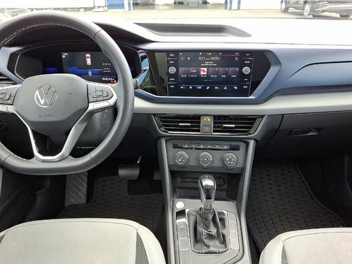 Pure White 2022 Volkswagen Taos 1.5T SE