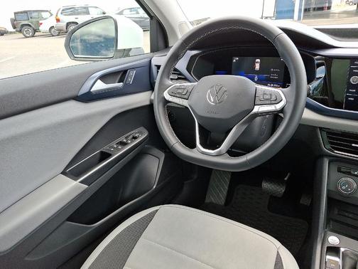 Pure White 2022 Volkswagen Taos 1.5T SE