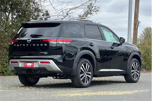 2025 Nissan Pathfinder Platinum 4WD