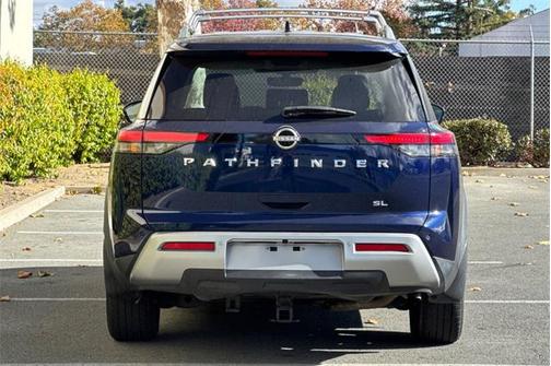 2023 Nissan Pathfinder SL FWD