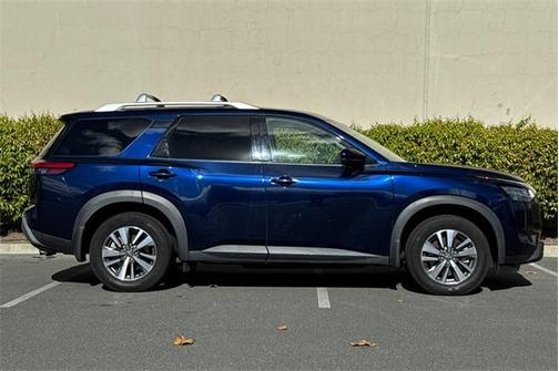 2023 Nissan Pathfinder SL FWD