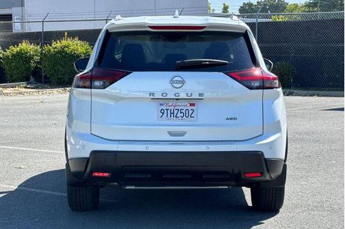 Everest White Pearl 2025 Nissan Rogue SV